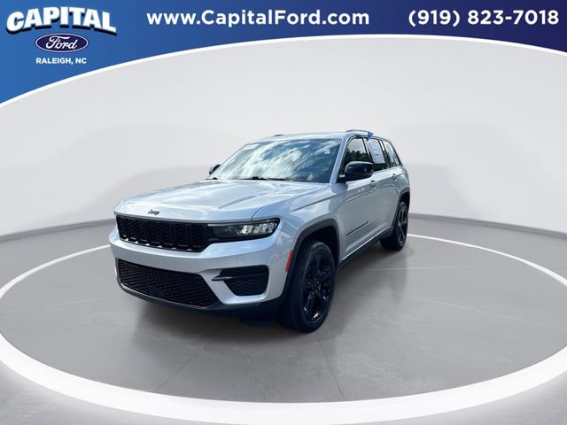 Used 2022 Jeep Grand Cherokee Altitude RWD image 4