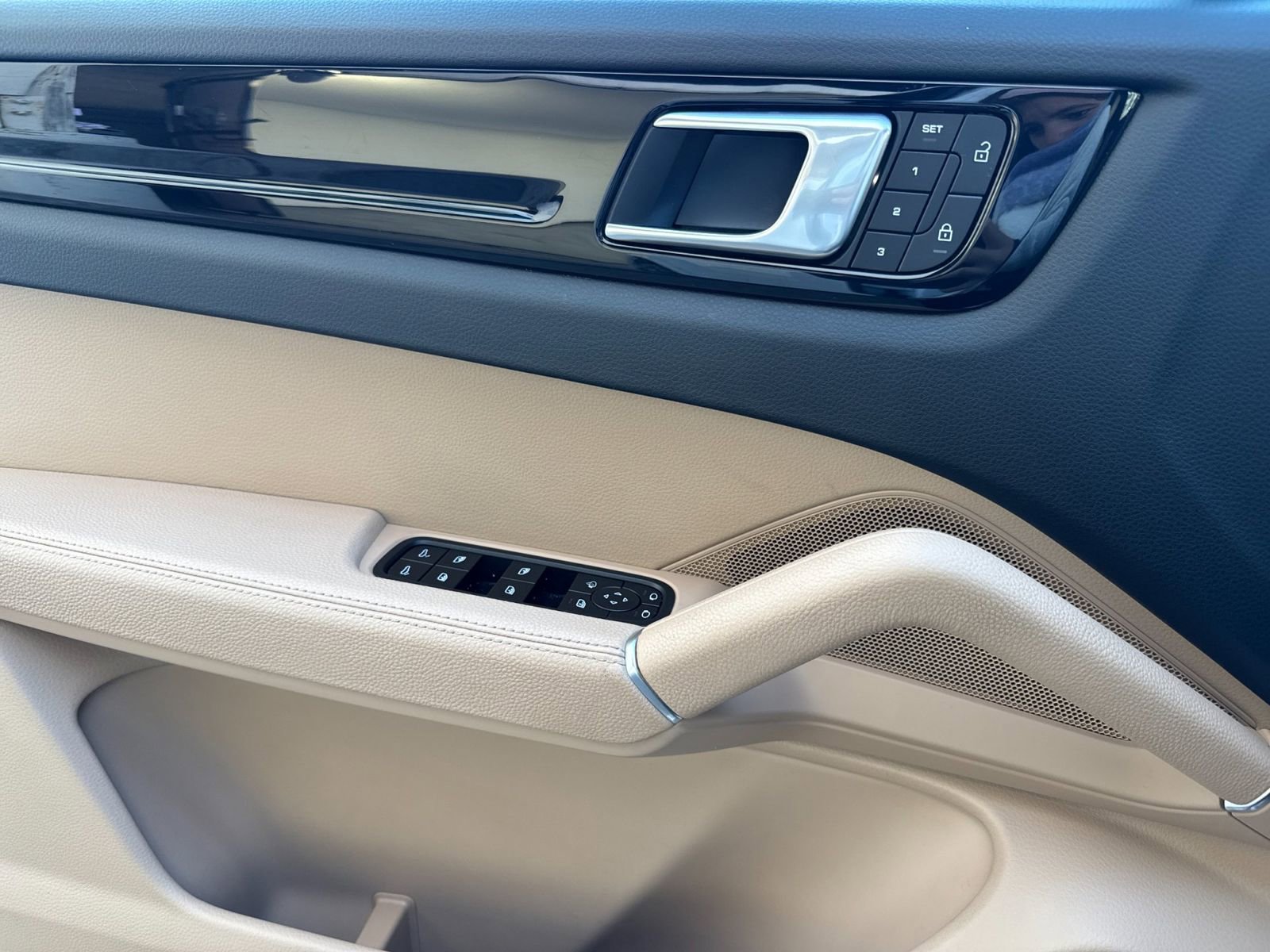 Certified 2023 Porsche Cayenne image 12