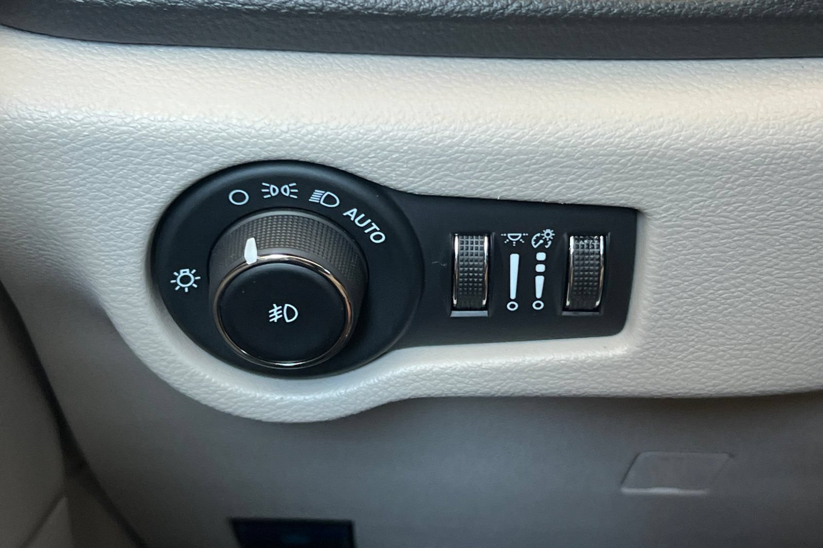 Used 2024 Chrysler Pacifica Limited FWD image 33