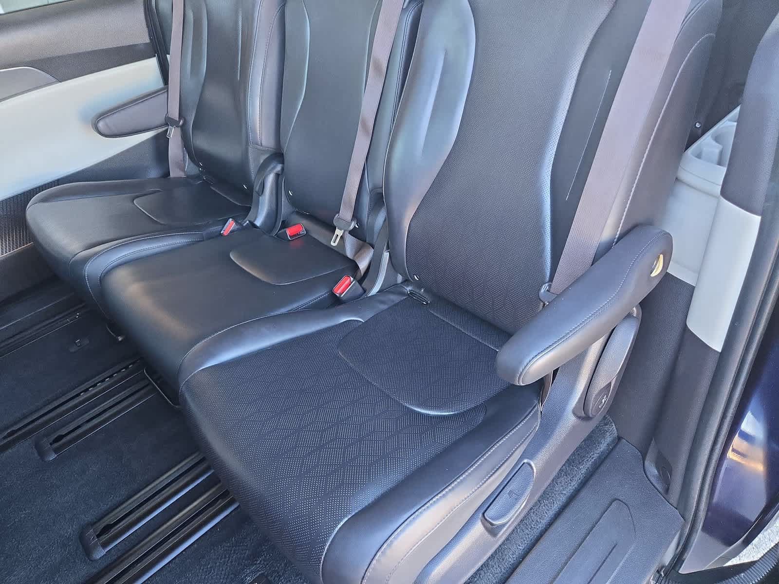 Used 2022 Kia Carnival LX FWD image 19
