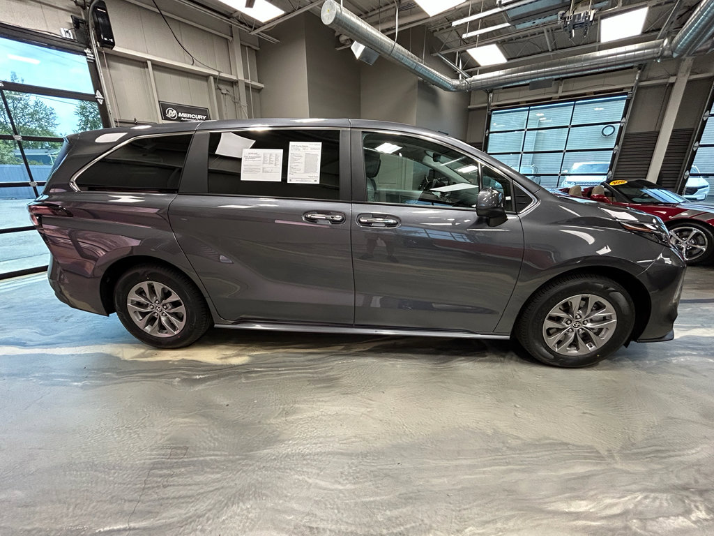 Used 2025 Toyota Sienna XLE FWD image 28