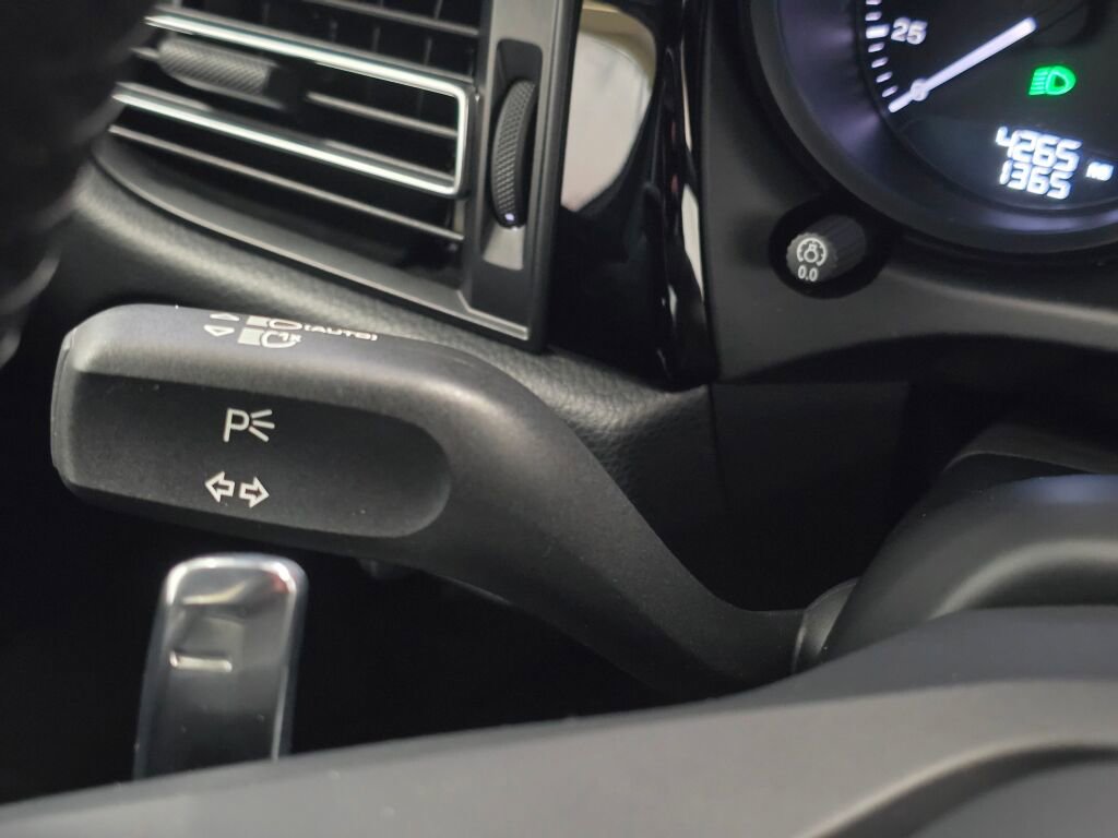 Certified 2025 Porsche Macan Turbo image 40