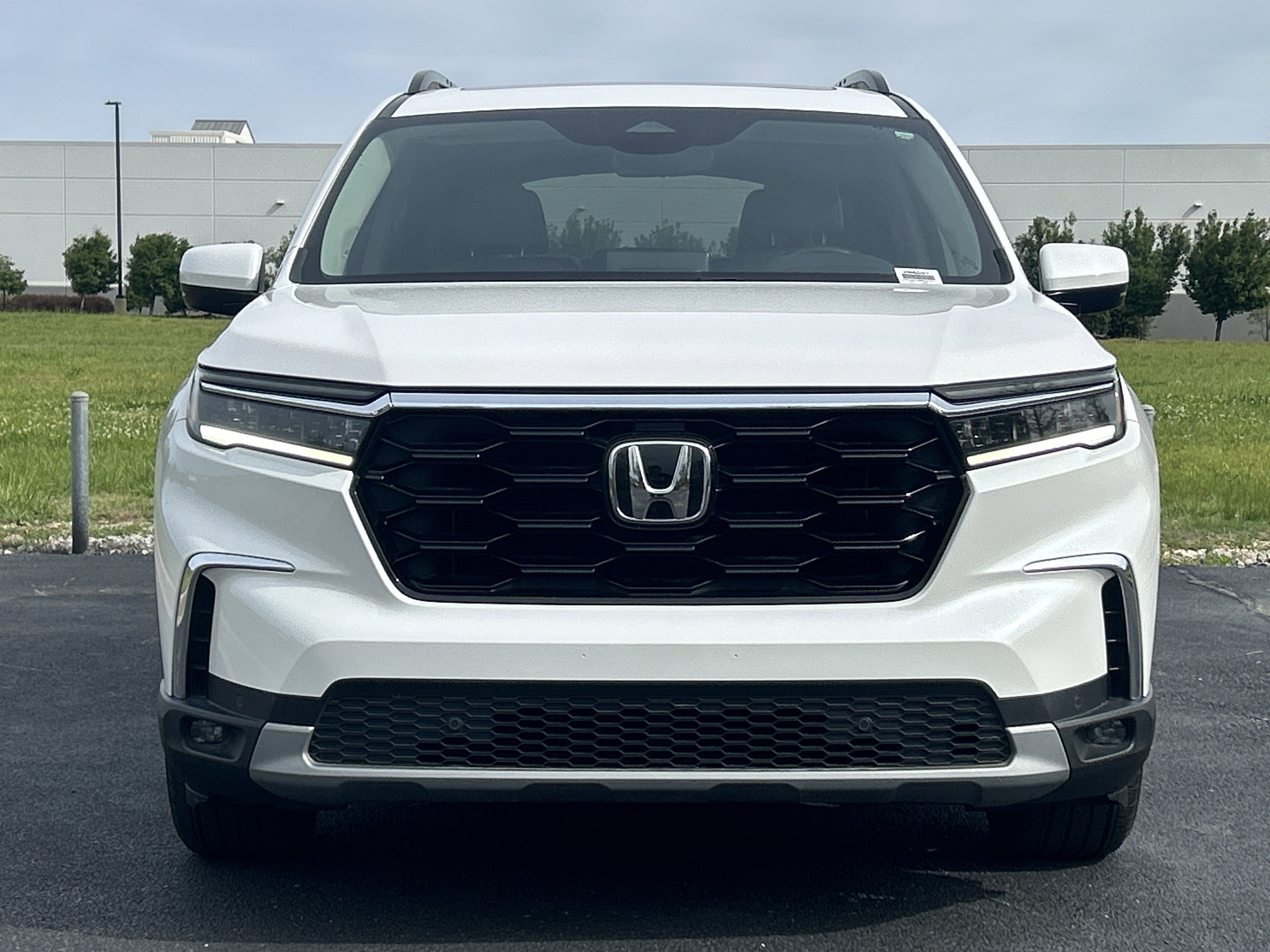 Certified 2025 Honda Pilot Touring image 3