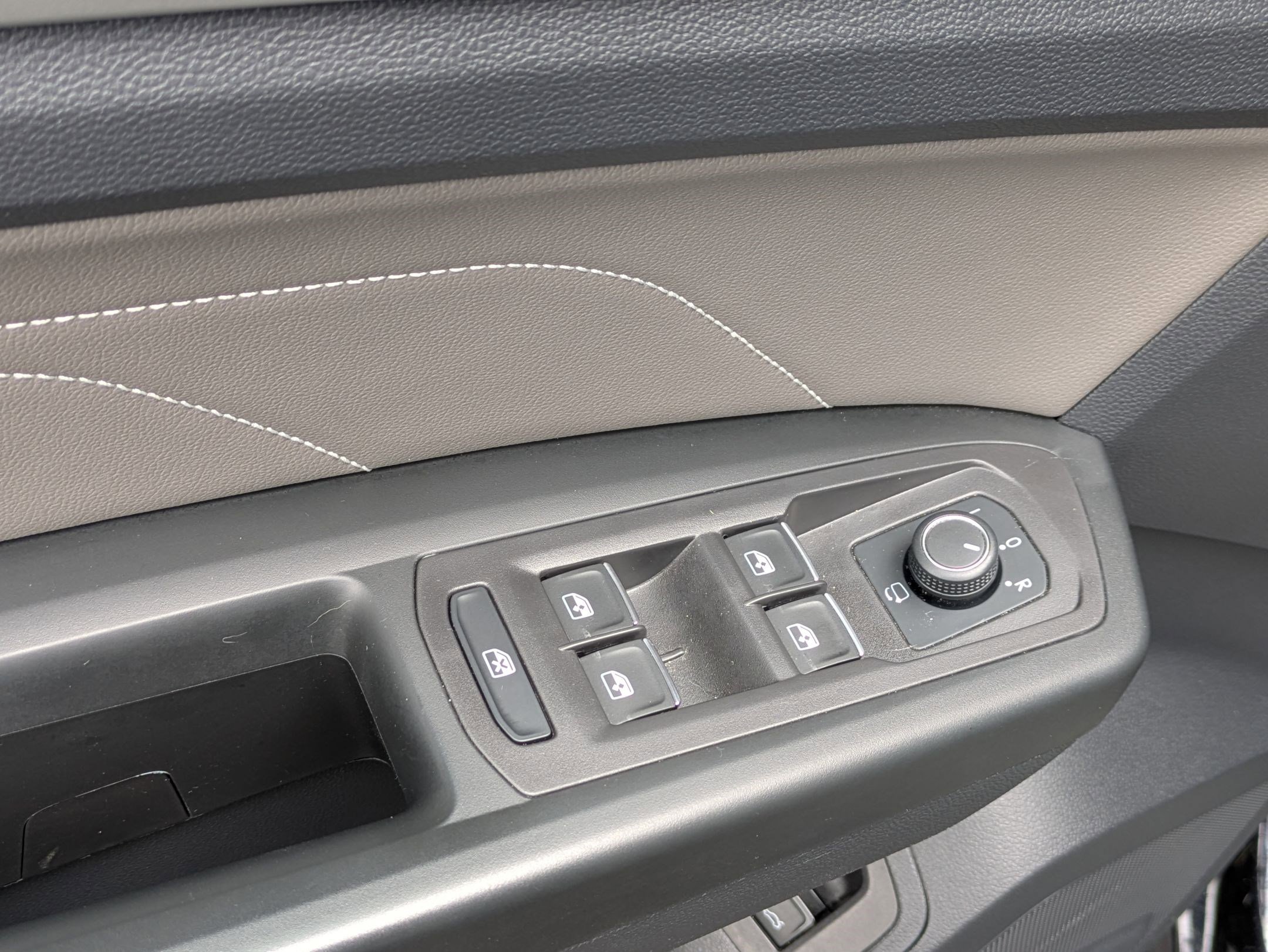 Used 2022 Volkswagen Atlas SEL Premium image 10