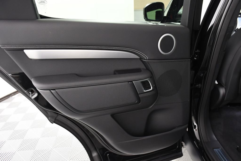 Certified 2025 Land Rover Discovery Dynamic SE image 26