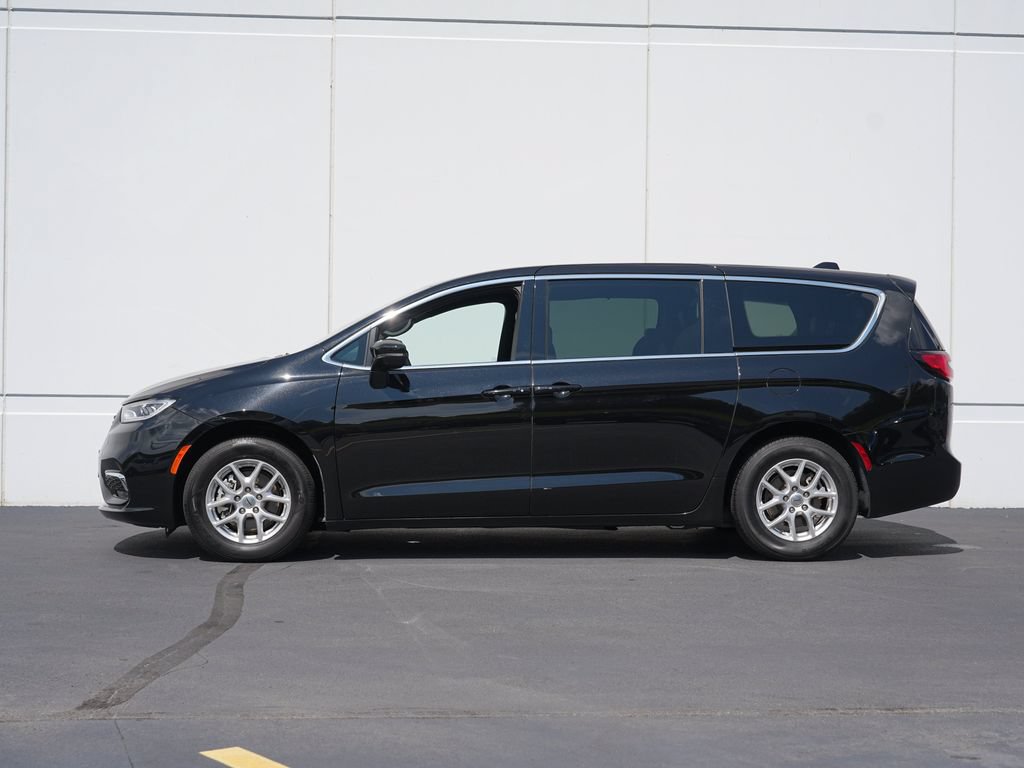Used 2025 Chrysler Pacifica Select FWD image 6