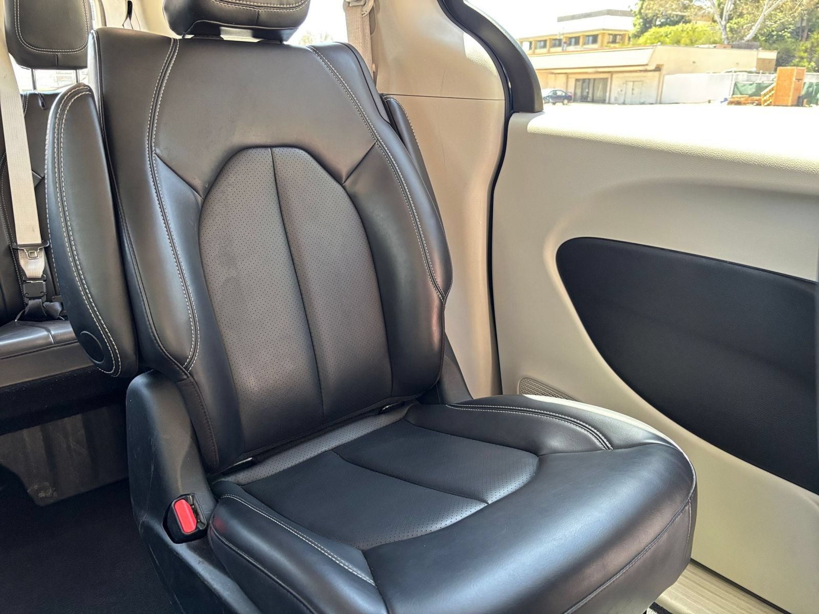 Used 2023 Chrysler Pacifica Touring-L FWD image 39