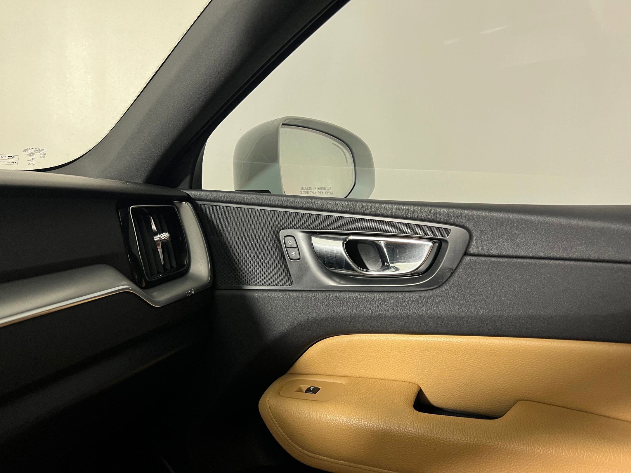 Used 2018 Volvo XC60 T5 Momentum w/ Vision Package image 30