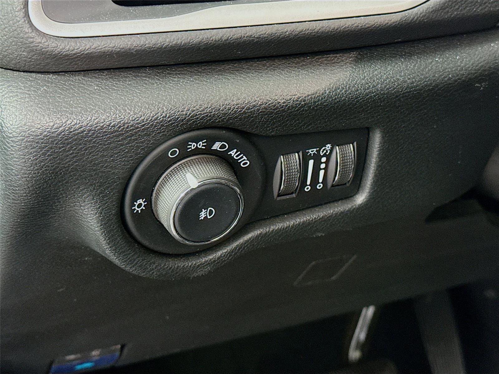 Used 2025 Chrysler Pacifica Select image 8