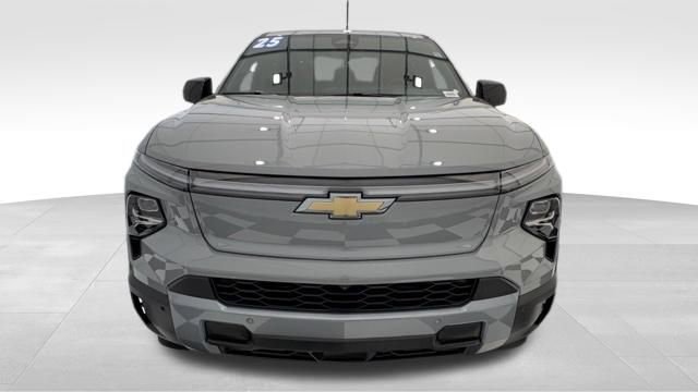 Used 2025 Chevrolet Silverado EV LT AWD/4WD image 9