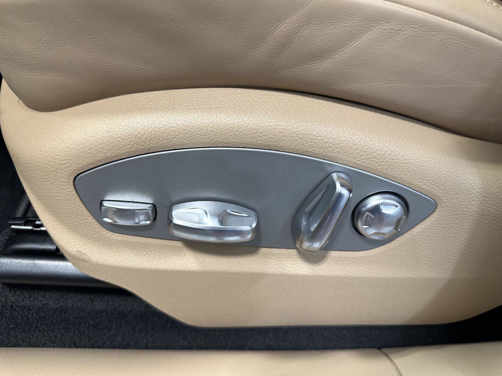 Certified 2025 Porsche Macan AWD/4WD image 19