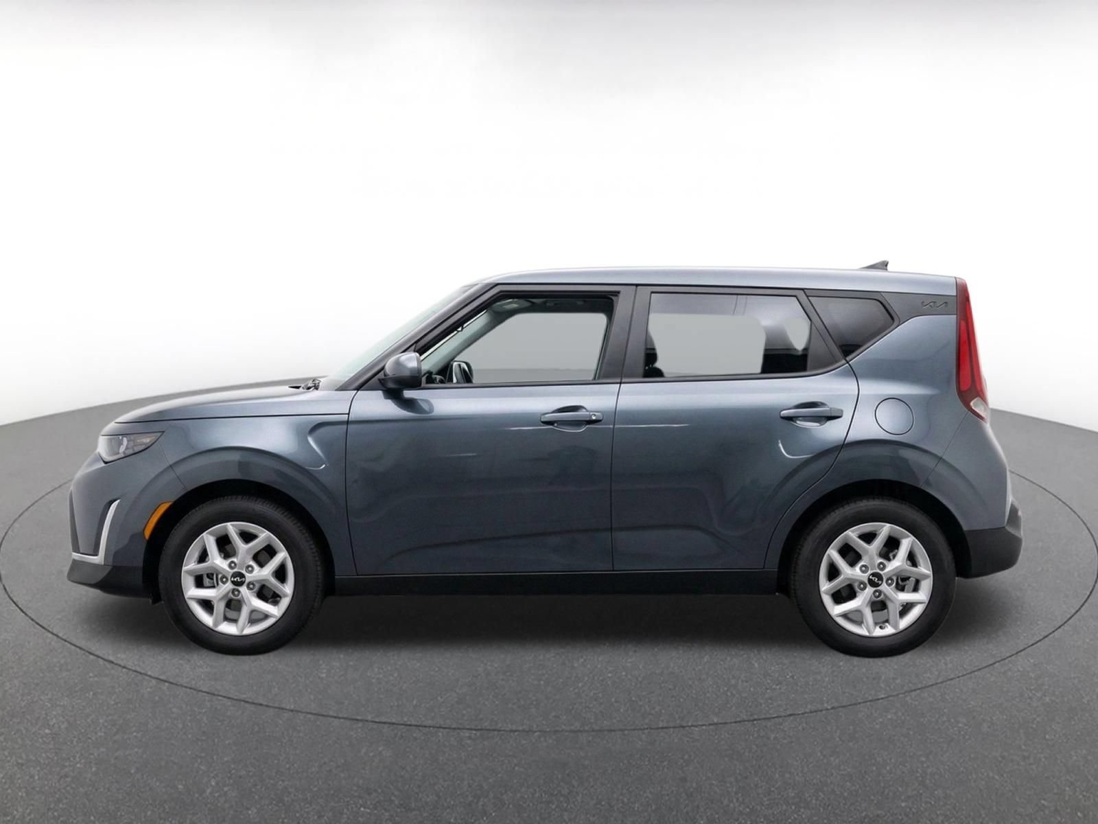 Used 2025 Kia Soul LX w/ LX Technology Package FWD image 4