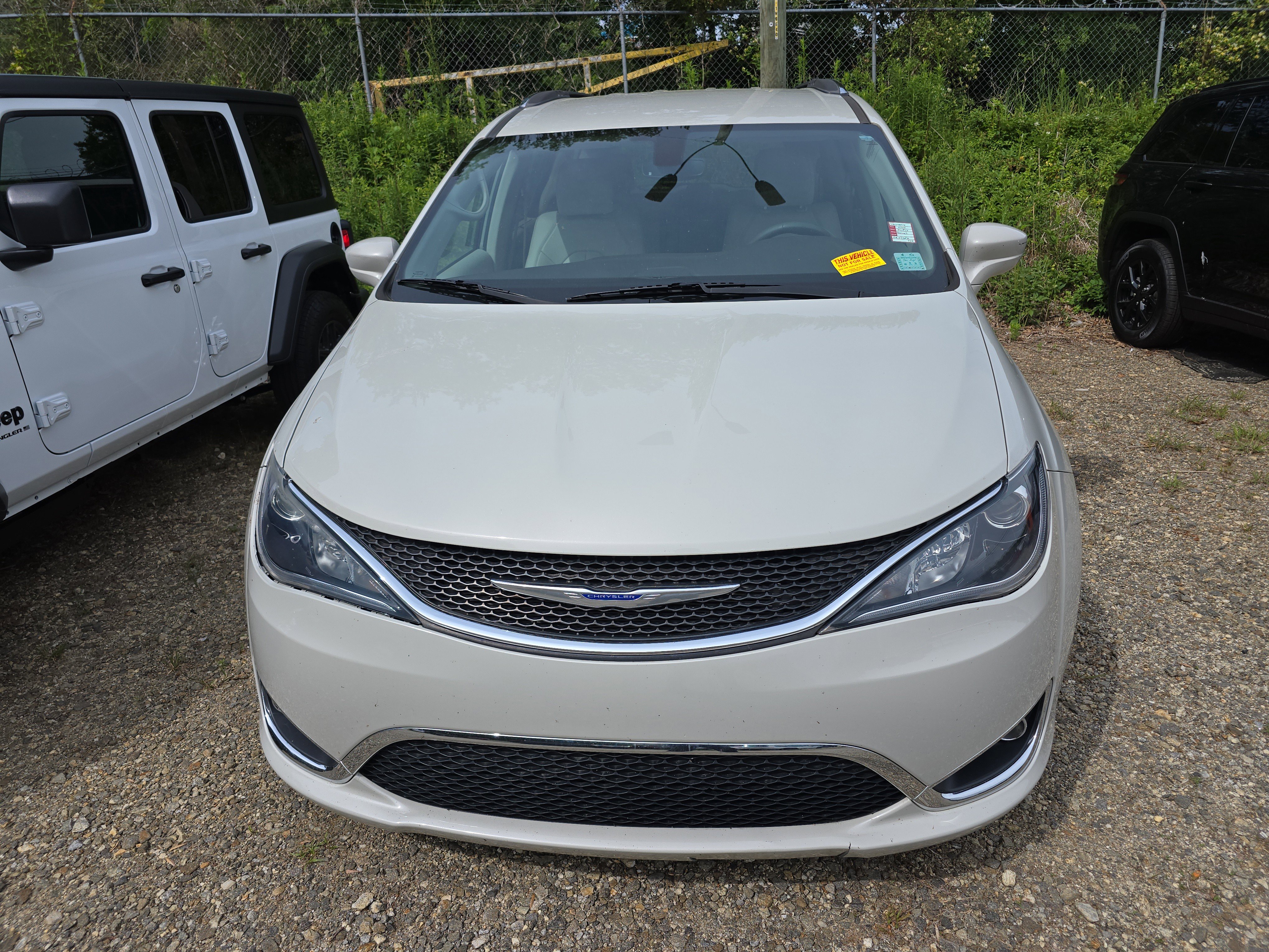 Used 2020 Chrysler Pacifica Touring-L FWD image 2