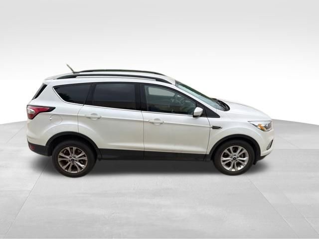 Used 2017 Ford Escape SE w/ Equipment Group 201A FWD image 2