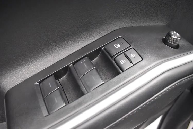 Used 2025 Toyota Highlander LE FWD image 21