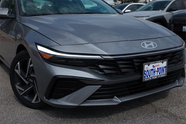 New 2025 Hyundai Elantra Limited image 3