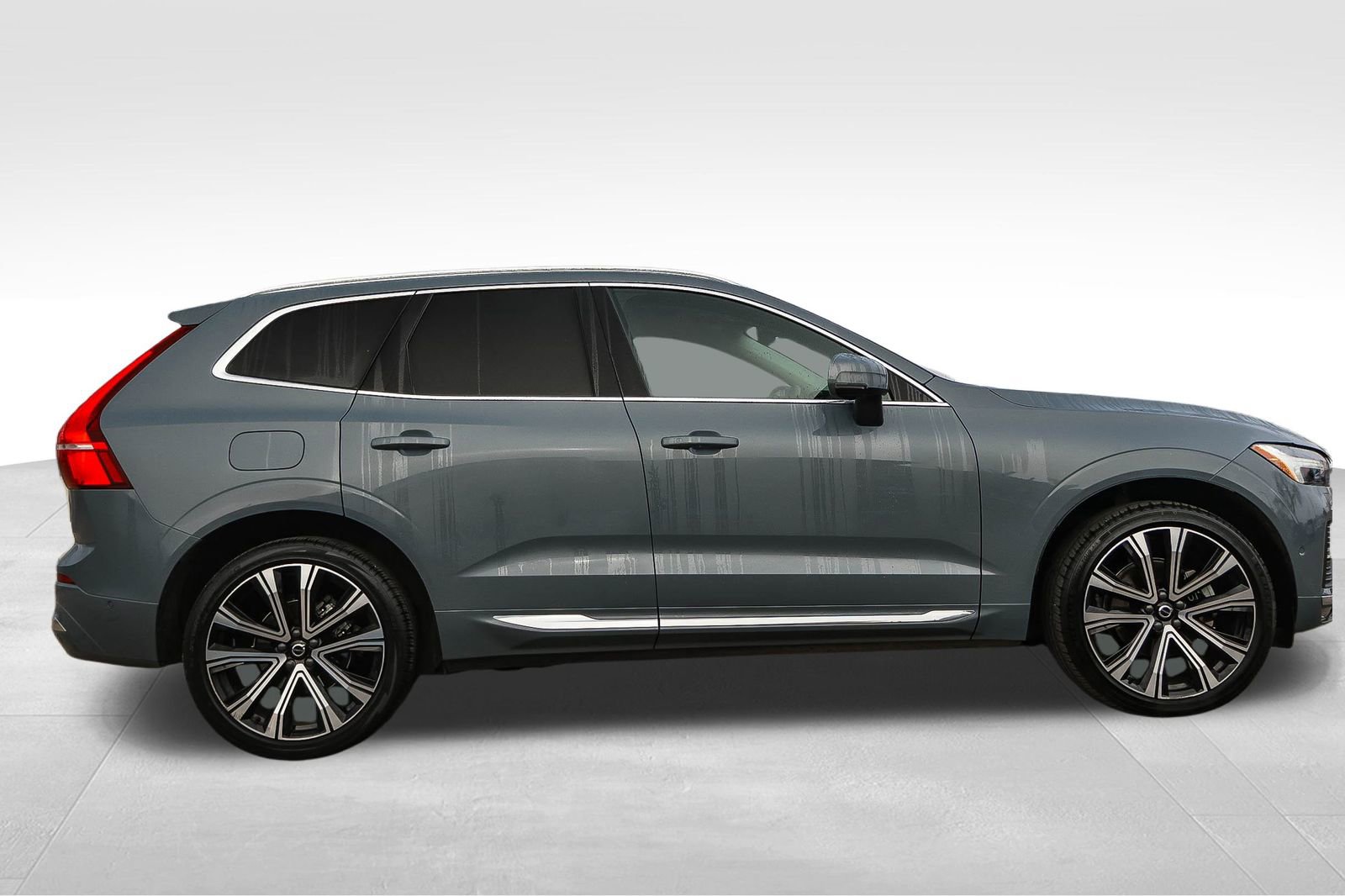 Used 2023 Volvo XC60 B5 Ultimate w/ Climate Package image 4