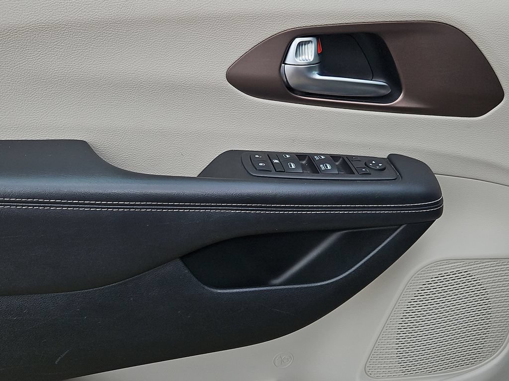 Used 2023 Chrysler Voyager LX FWD image 18