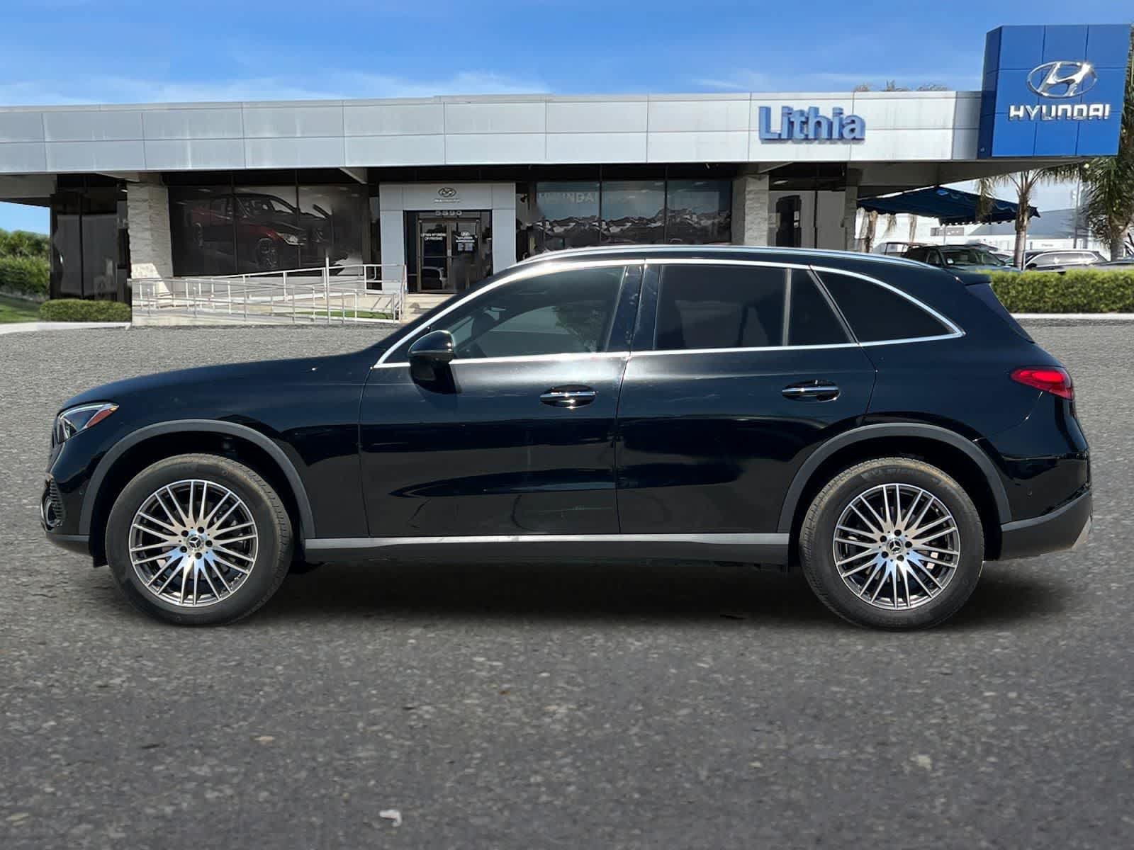Used 2023 Mercedes-Benz GLC 300 4MATIC w/ Exclusive Trim Package image 6