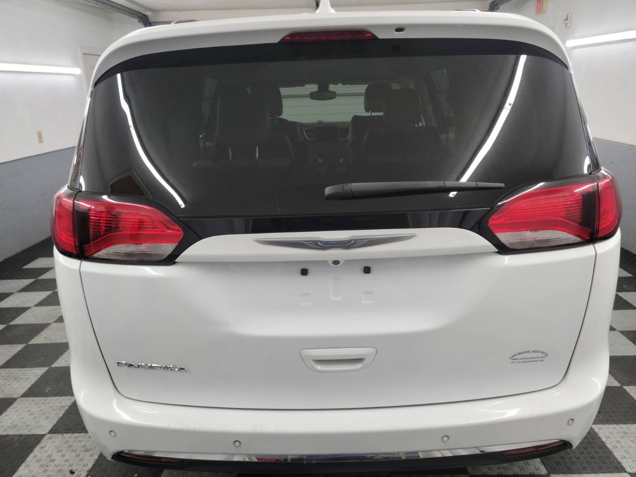 Used 2017 Chrysler Pacifica Touring-L FWD image 4