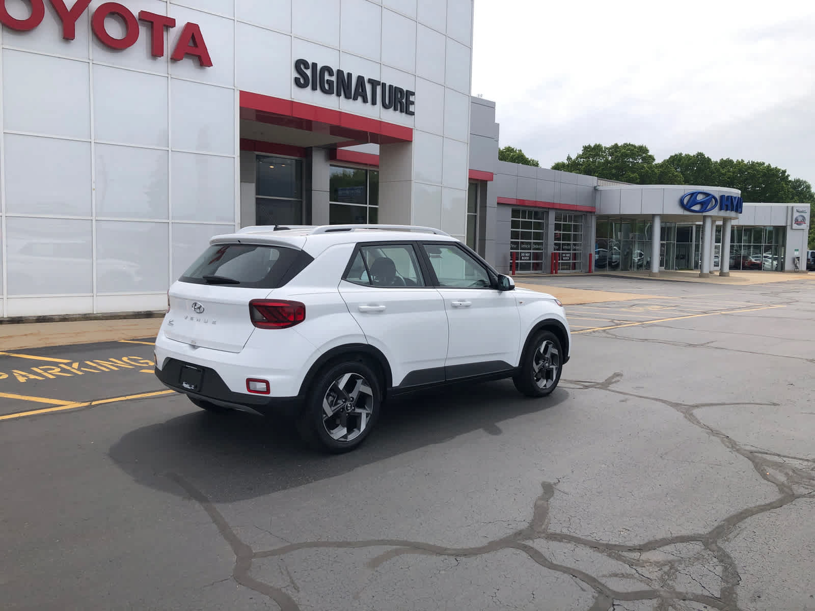 Used 2025 Hyundai Venue SEL FWD image 2
