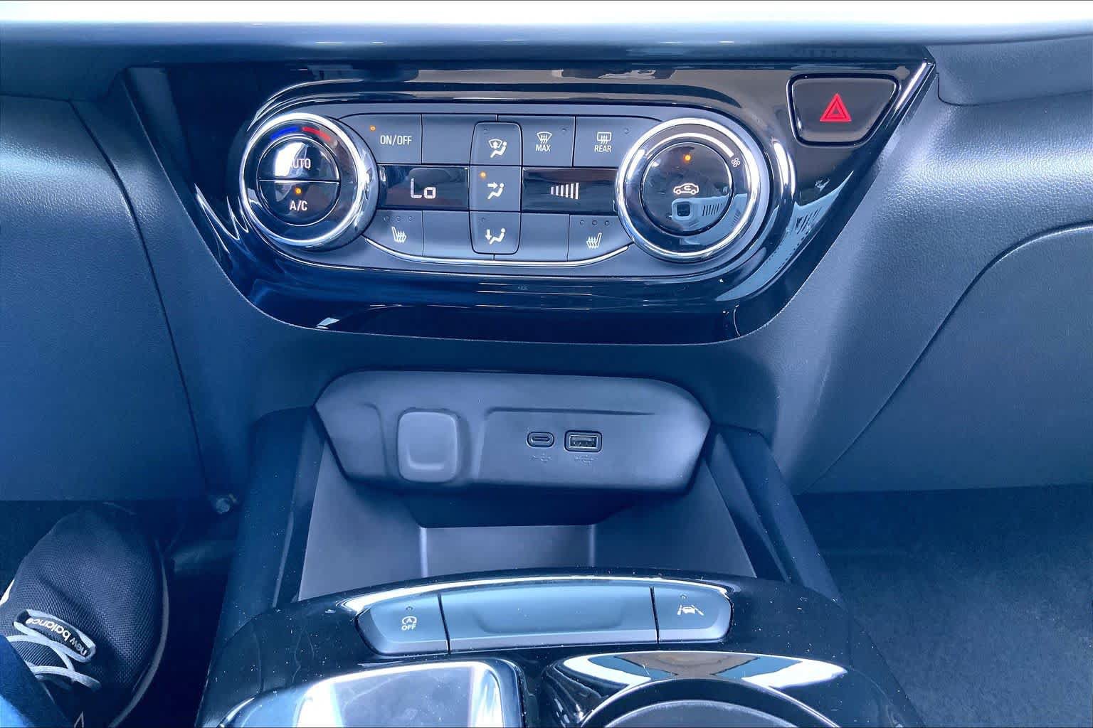 Used 2024 Chevrolet Trax LT w/ LT Convenience Package FWD image 32