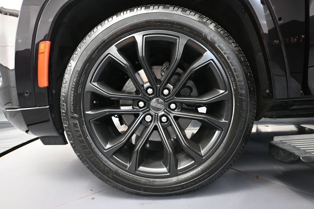 Used 2023 Jeep Grand Wagoneer Series III AWD/4WD image 12