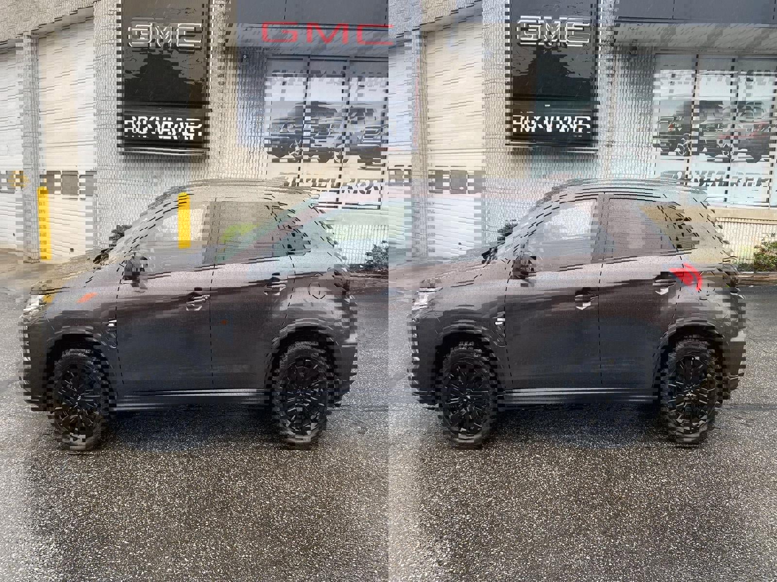 Used 2023 Mitsubishi Outlander Sport ES image 2