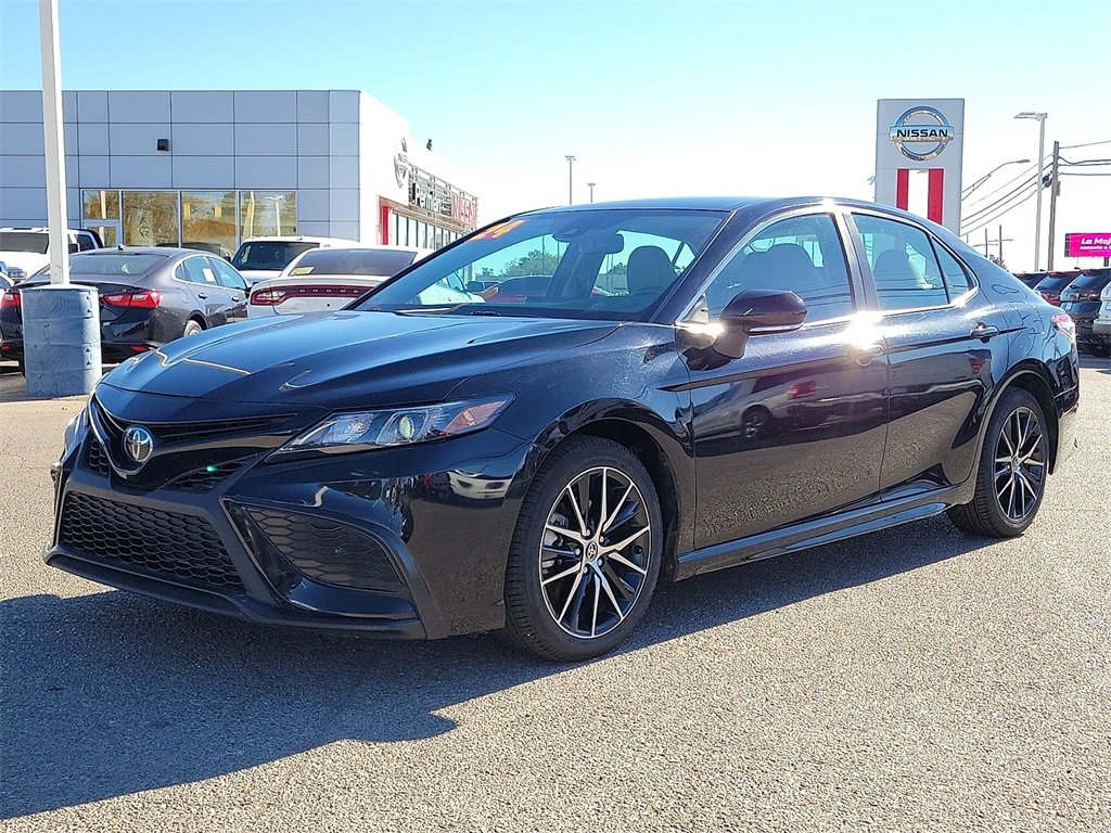 Used 2024 Toyota Camry SE image 5