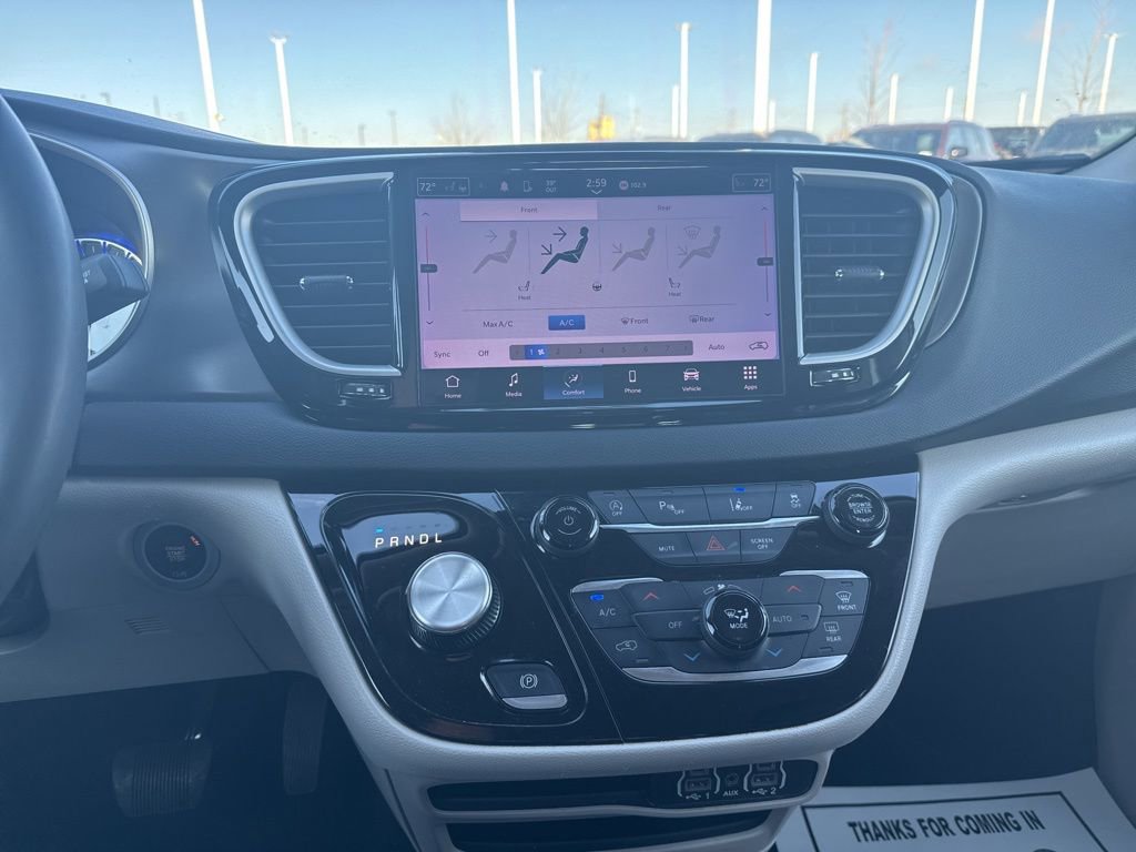 Used 2023 Chrysler Pacifica Touring-L FWD image 15