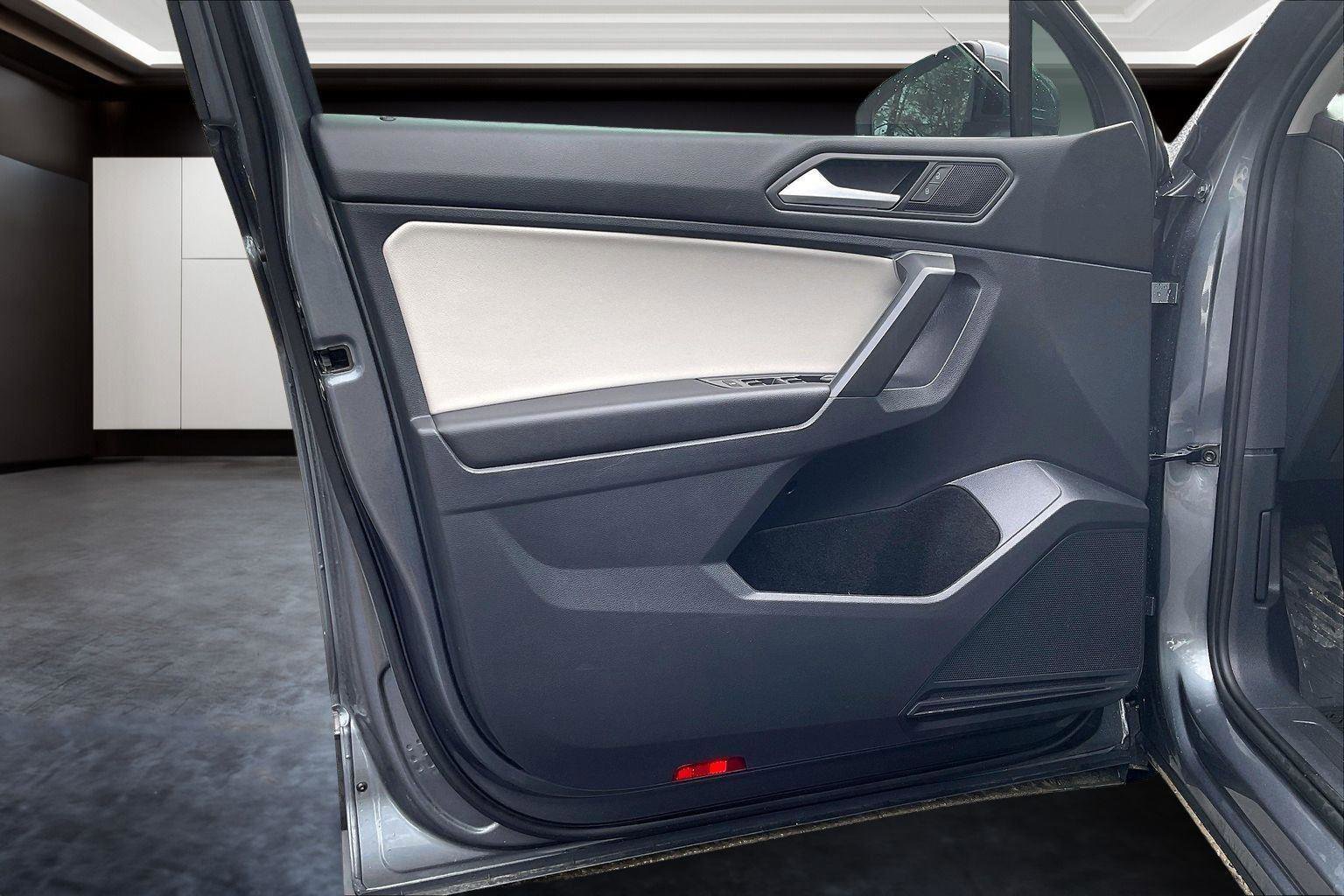 Used 2021 Volkswagen Tiguan SE w/ Panoramic Sunroof Package image 18