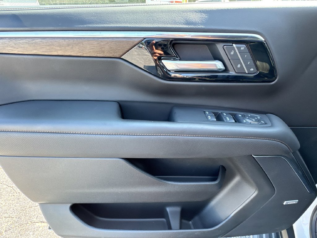 Used 2025 Chevrolet Tahoe High Country AWD/4WD image 15