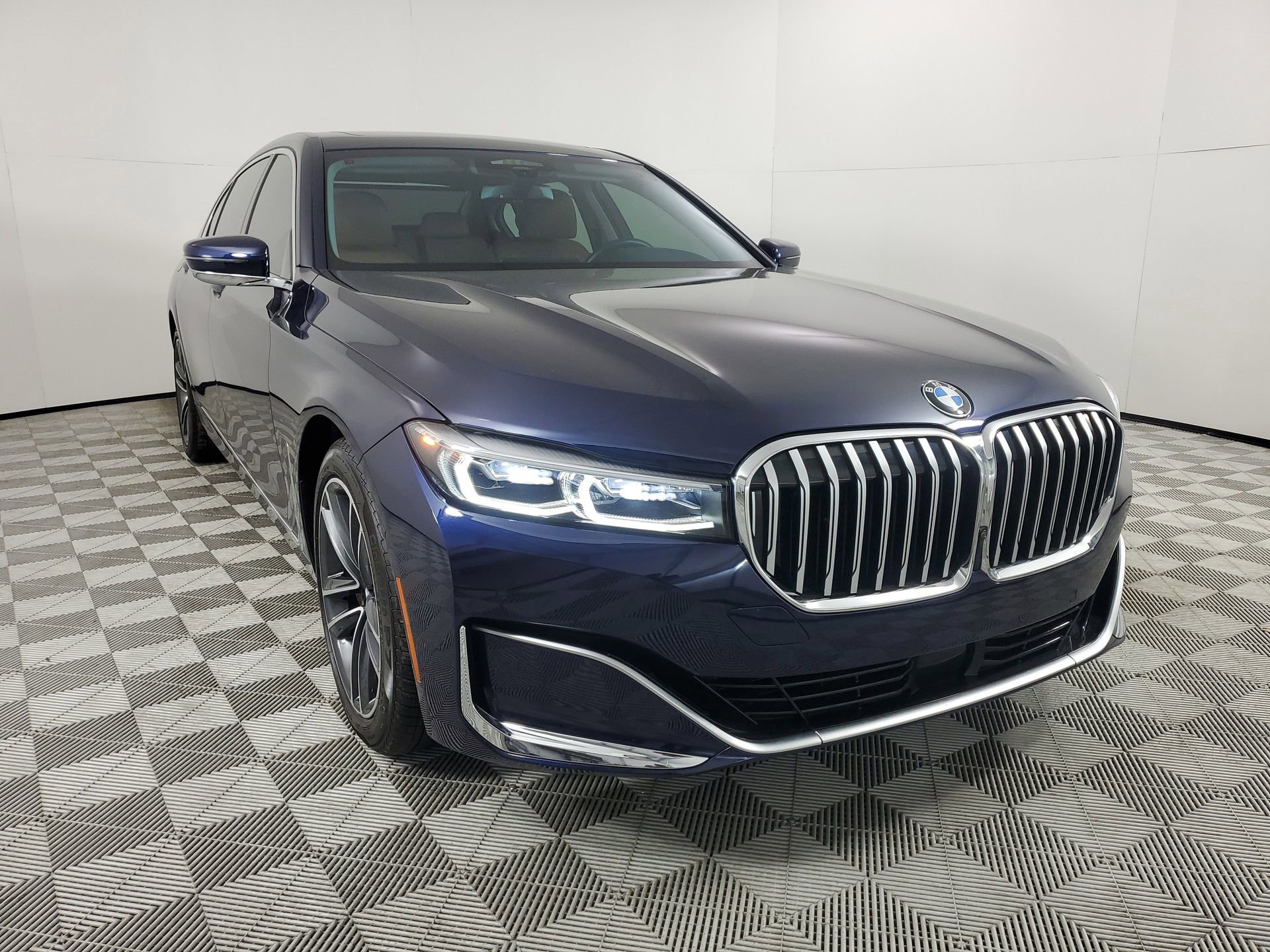 Used 2022 BMW 750i xDrive w/ Executive Package image 2