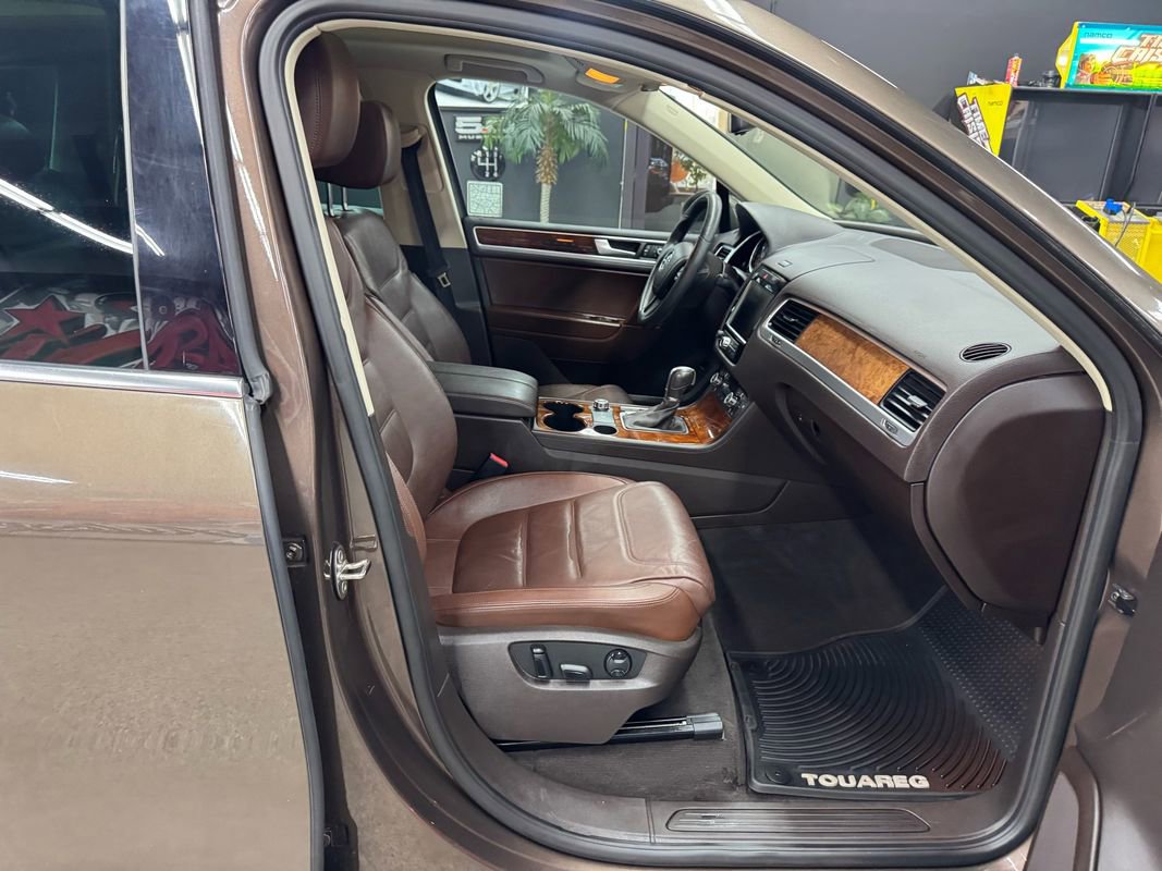 Used 2014 Volkswagen Touareg Sport image 20