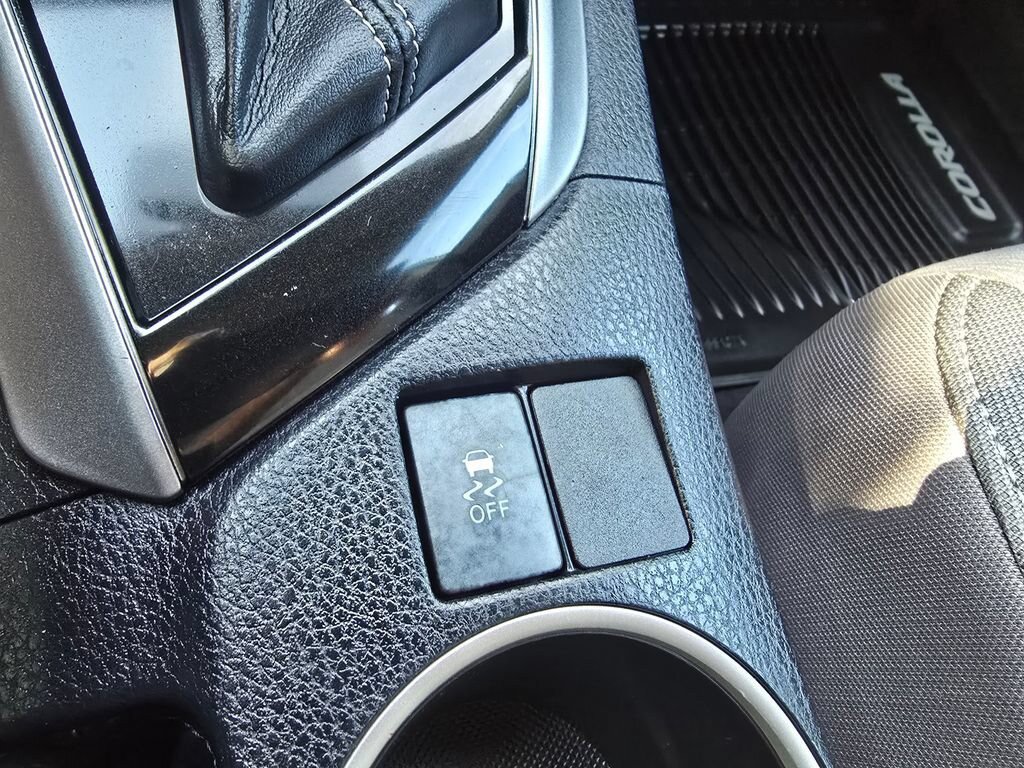 Used 2015 Toyota Corolla LE FWD image 25