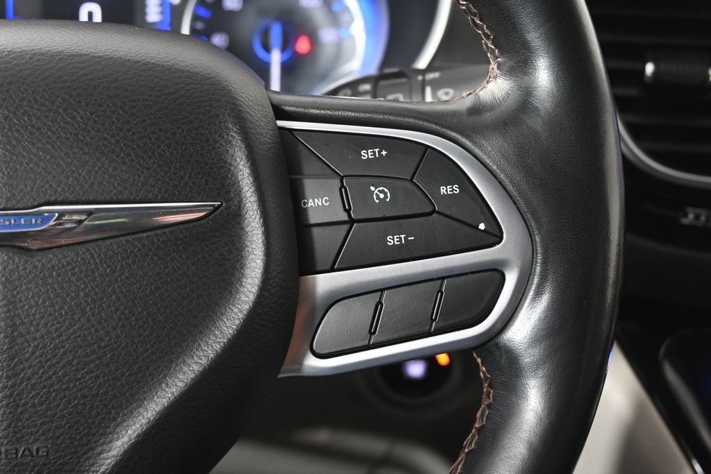 Used 2020 Chrysler Pacifica Touring-L image 40