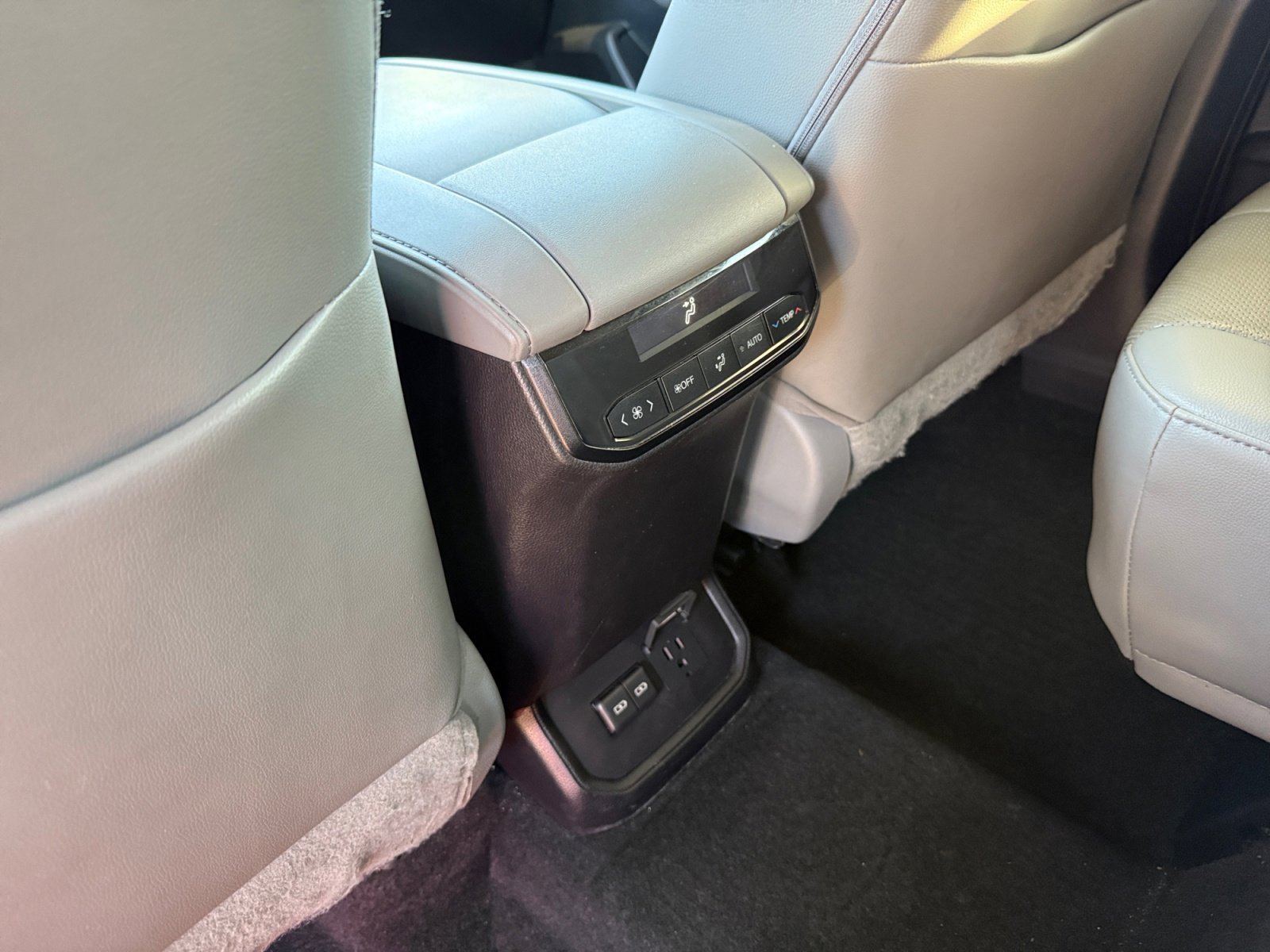 Used 2023 Toyota Highlander Limited image 14