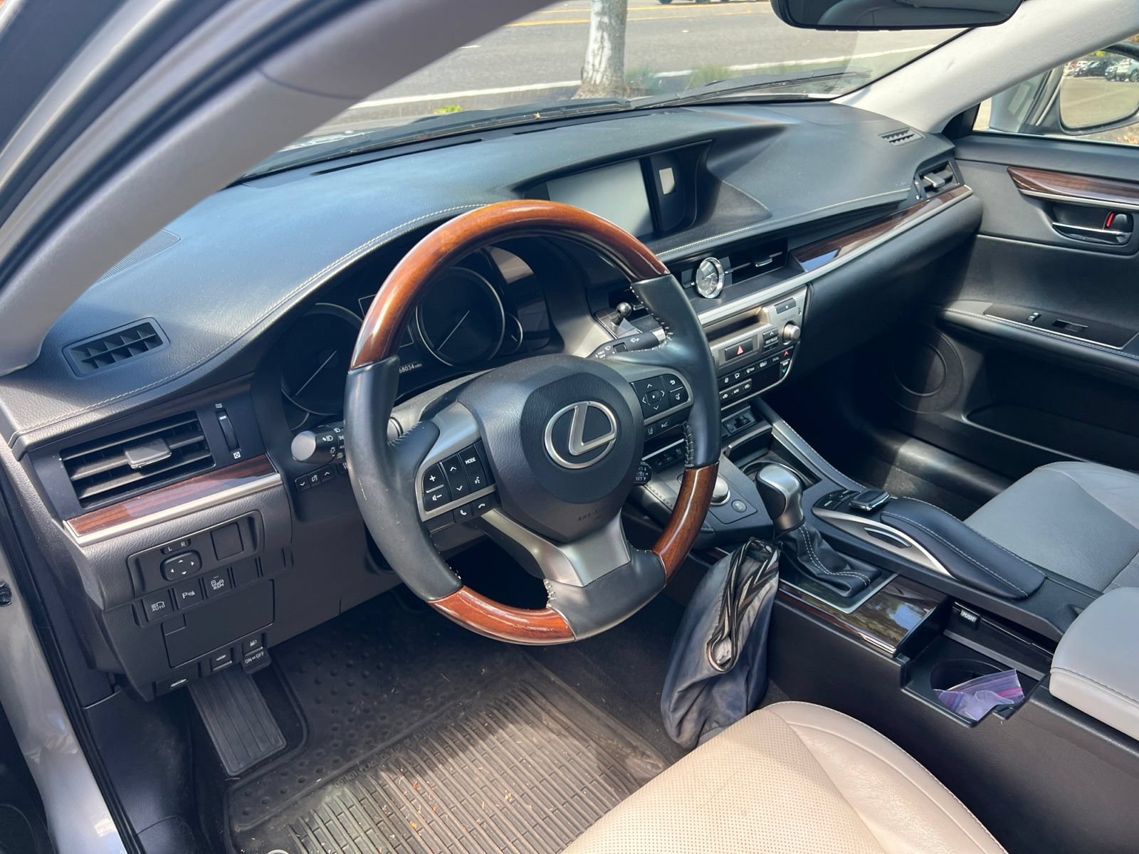 Used 2016 Lexus ES 350 w/ Luxury Package w/Wood Trim FWD image 11