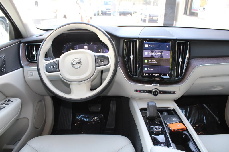 Used 2022 Volvo XC60 B5 Momentum image 14