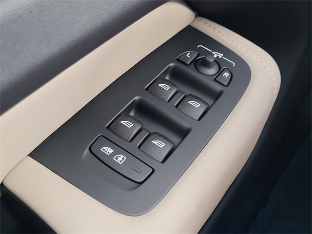 New 2026 Volvo XC60 B5 Core w/ Protection Package Premier image 31