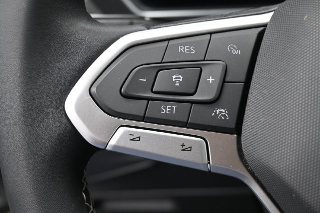 Used 2022 Volkswagen Tiguan SE AWD/4WD image 17