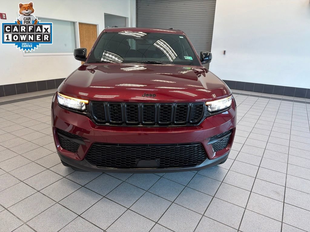 Used 2023 Jeep Grand Cherokee Altitude AWD/4WD image 2