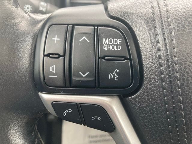 Used 2017 Toyota Highlander Limited AWD/4WD image 28