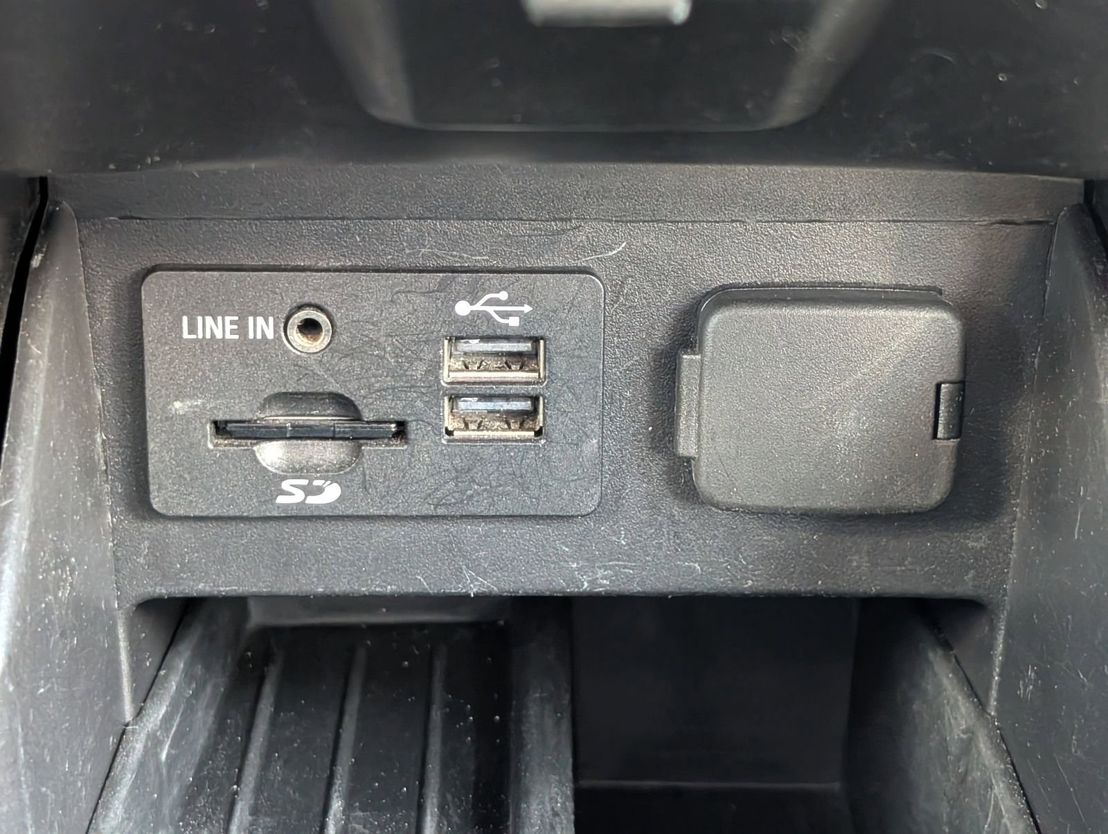 Used 2015 Ford Explorer XLT w/ Equipment Group 202A image 21