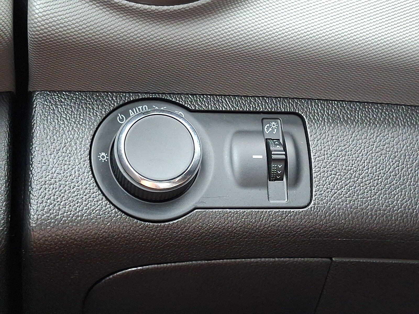 Used 2015 Chevrolet Sonic LT FWD image 28