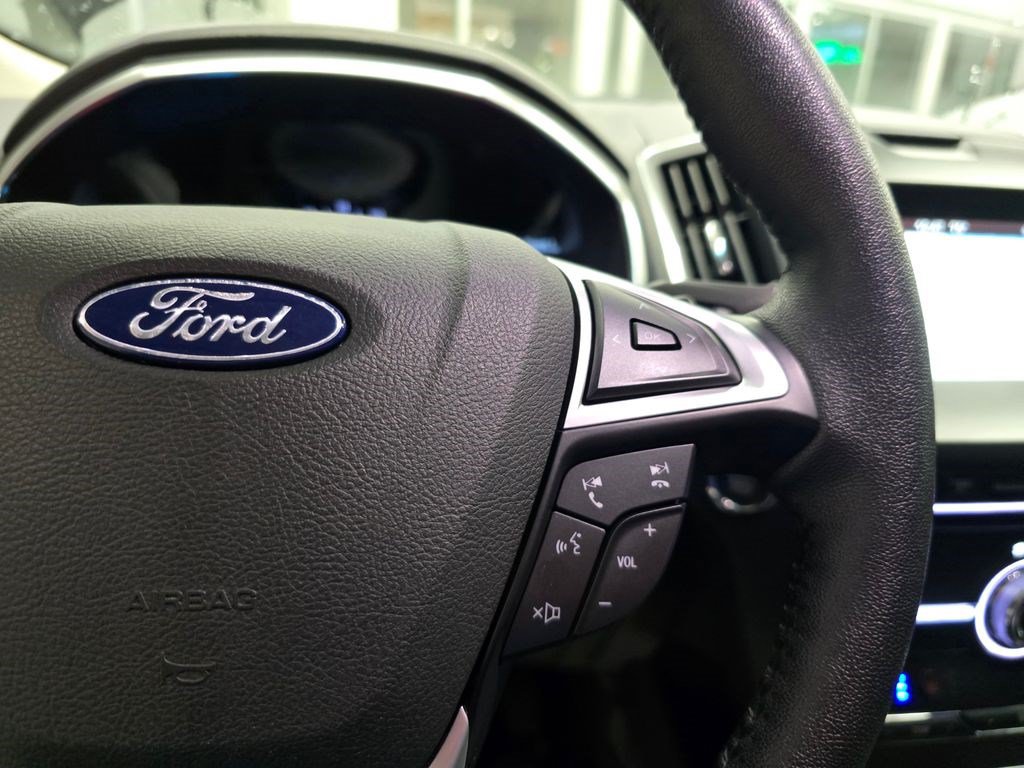 Used 2018 Ford Edge Titanium w/ Equipment Group 302A AWD/4WD image 20
