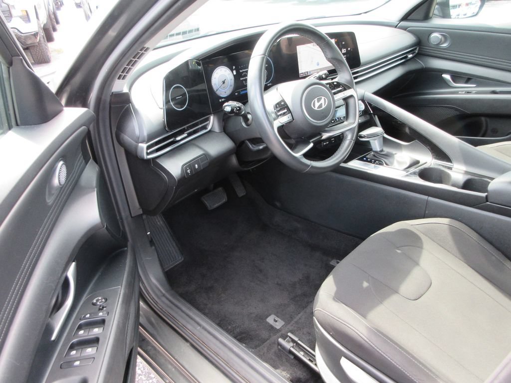 Used 2025 Hyundai Elantra SEL FWD image 11