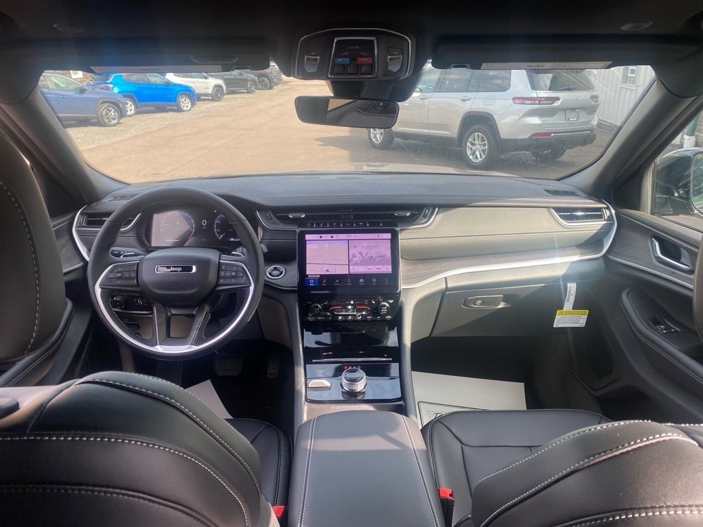 New 2025 Jeep Grand Cherokee Limited w/ Black Appearance Package image 14