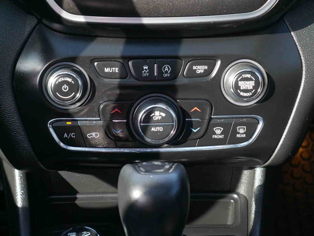 Used 2019 Jeep Cherokee Trailhawk image 8