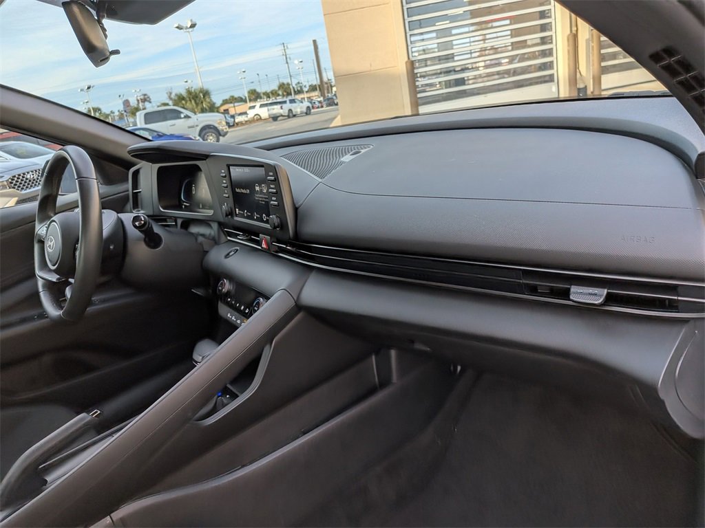 Certified 2025 Hyundai Elantra Sport w/ Cargo Package image 21